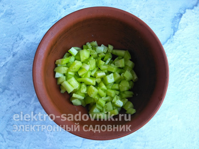 огурцы нарезать кубиками
