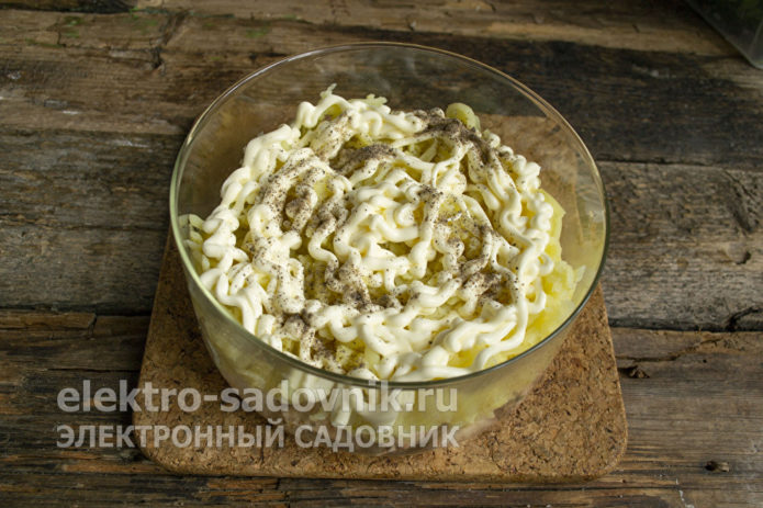 поперчить черным и красным перцем