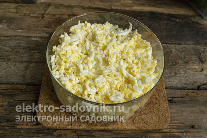 добавить варёные яйца