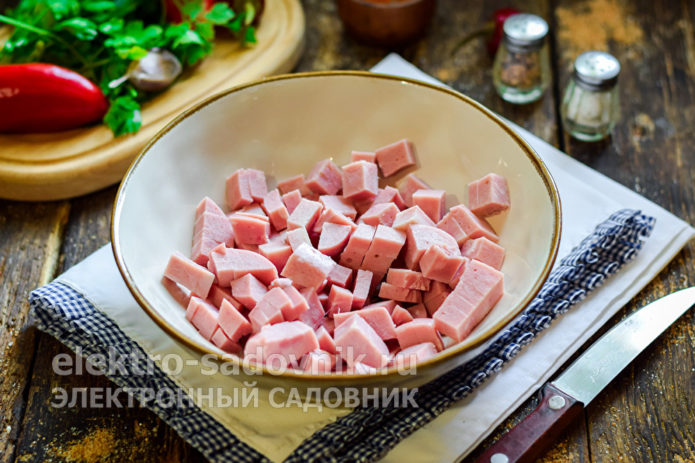 нарезать колбасу кубиком