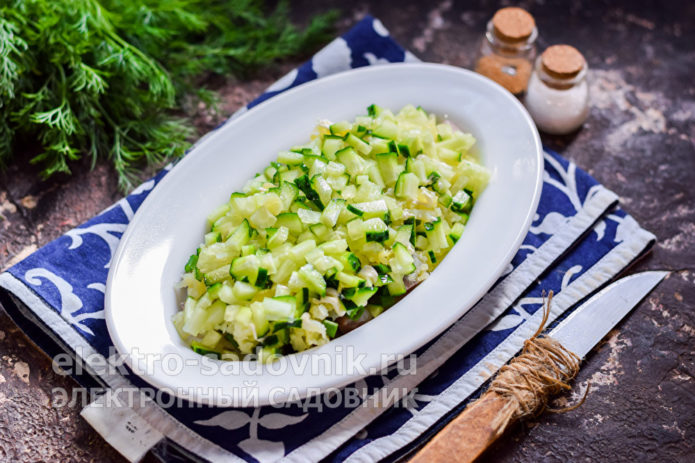 нарезать огурцы кубиками