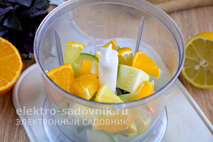 сложить в чашу блендера