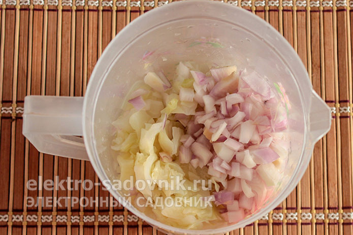 добавить мелко нарезанный лук