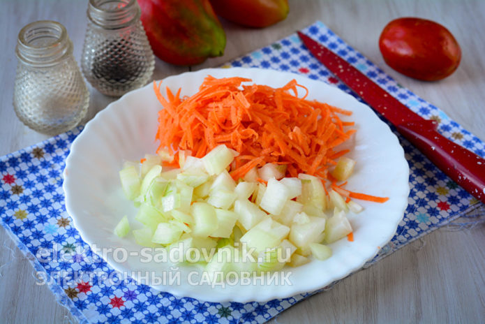 лук нарезать кубиками