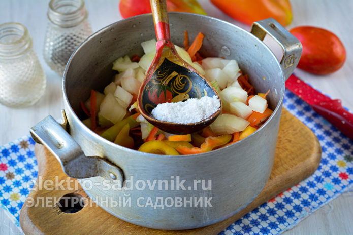 всыпать соль и сахар