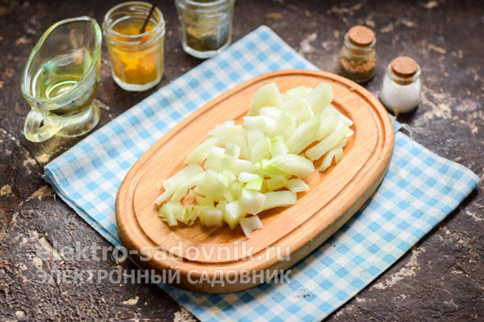 луковицу нарезать кубиками