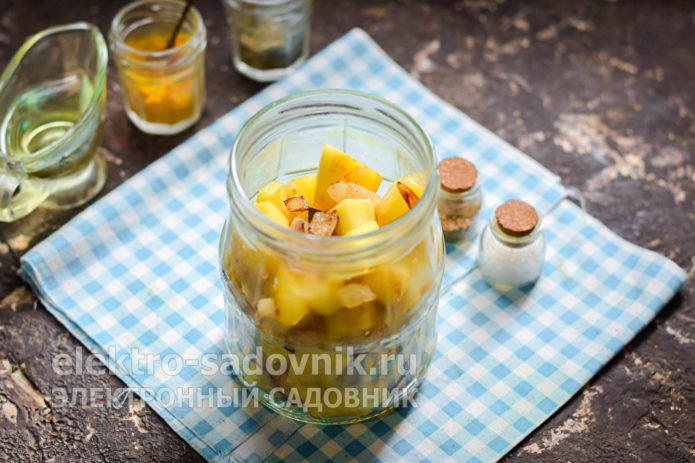 наполнить банку картофелем и луком