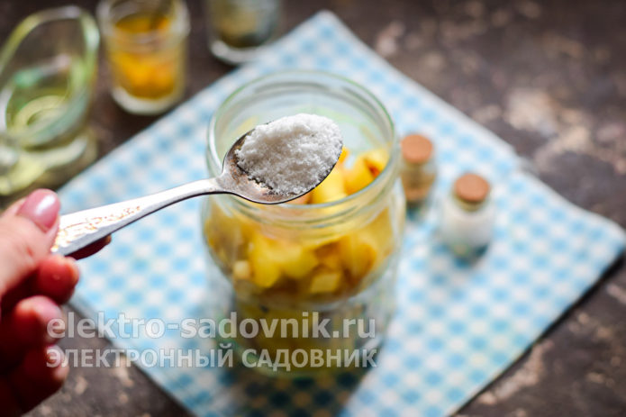добавить соль и сахарный песок